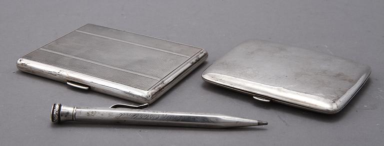 CIGARETTETUIER, 2 st samt PENNA, silver. Ca 240 gr.