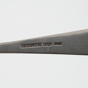 SOCKERSTRÖARE, två st, silver, varav en sannolikt fransk, 1800-tal. Vikt ca 114 gram.