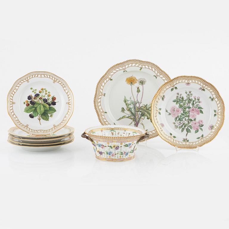 Eight pieces of a "Flora Danica" (Hausmålerai) service, Royal Copenhagen, Denmark.