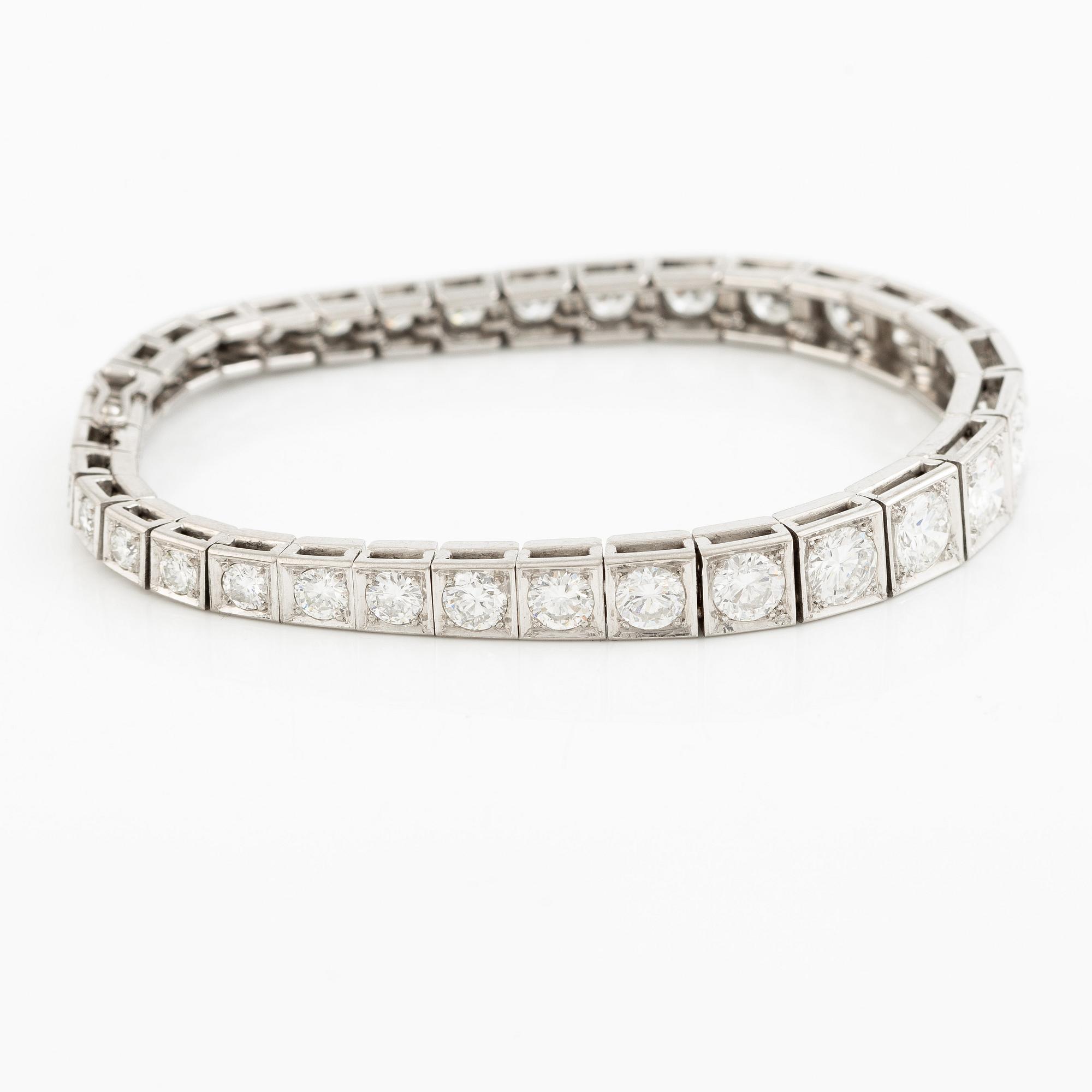 Tennisarmband 18K vitguld med runda briljantslipade diamanter.