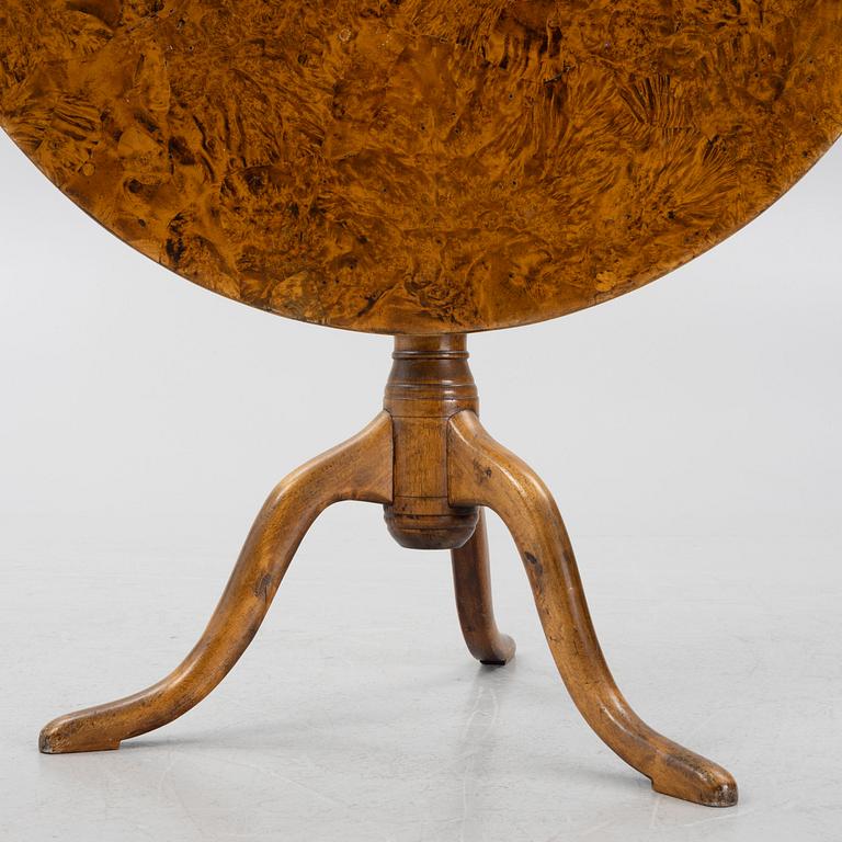 A burr alder tilt-top table, Mälardalen, circa 1800.