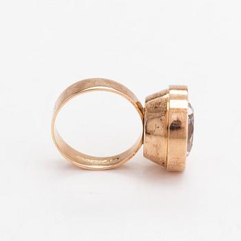 Elis Kauppi, Sormus, 14K kultaa ja vuorikristalli. Kupittaan Kulta, Turku 1966.