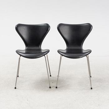 Arne Jacobsen, six 'Seven' chairs for Fritz Hansen, Denmark.