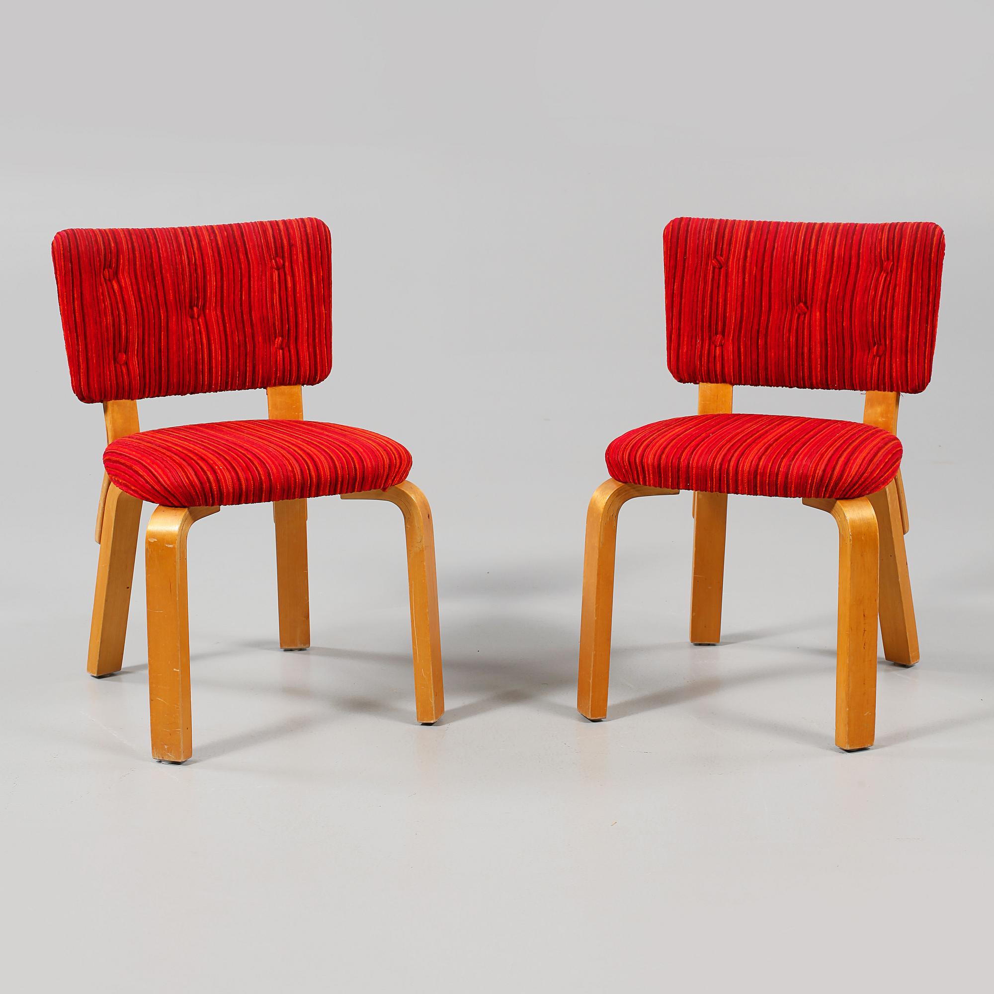STOLAR, ett par, Alvar Aalto, modell 62, omkring år 1950.
