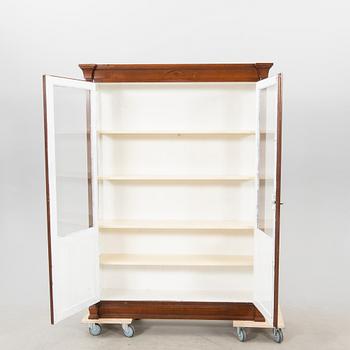 Vitrinskåp 1900-talets andra hälft.