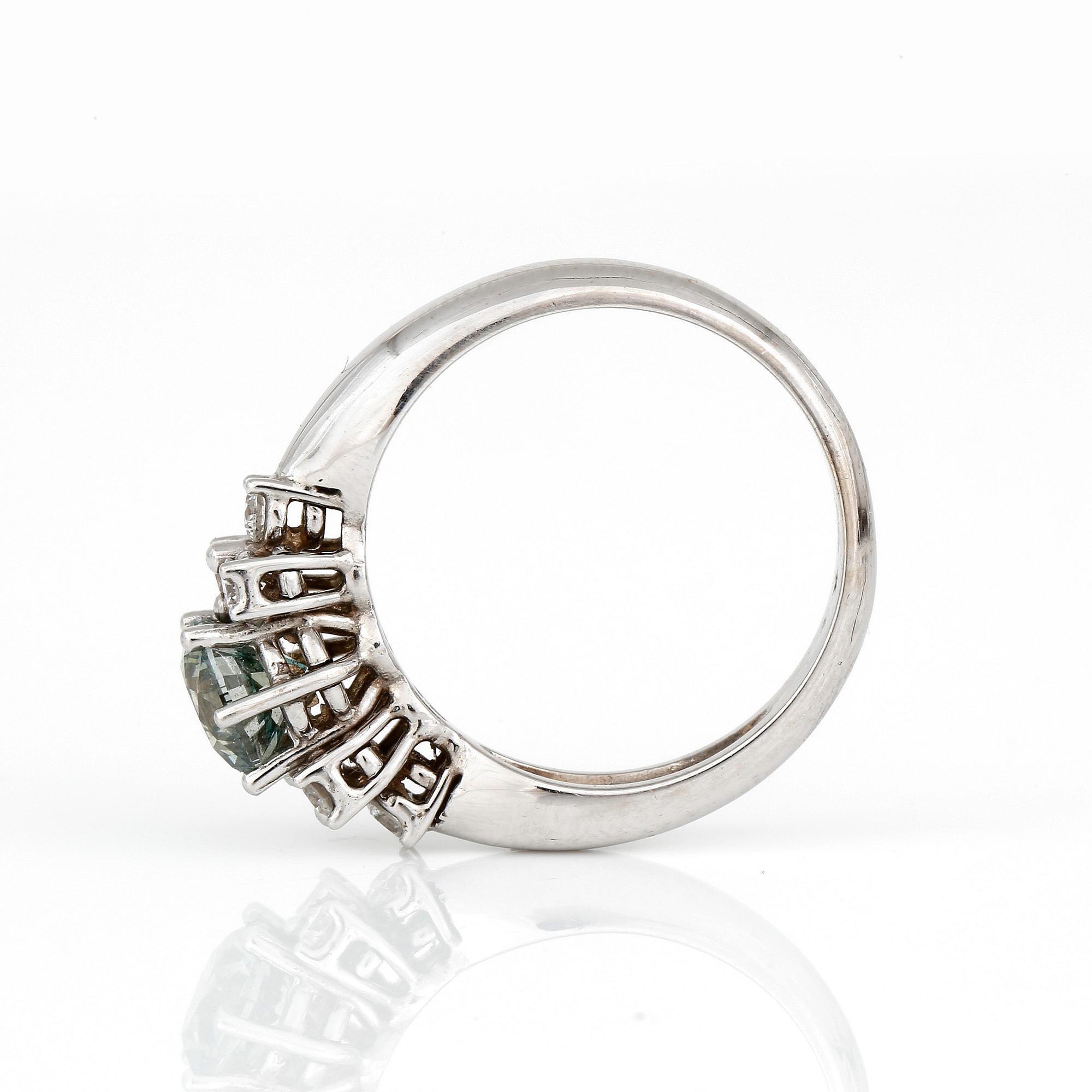 RING, med briljantslipade grönfärgad diamant ca 1,04 ct och övriga diamanter totalt ca 0,29 ct.
