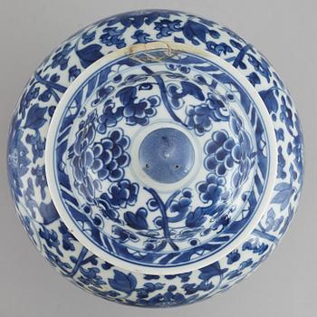 A blue and white jar with cover, Qing dynasty, 18th Century.