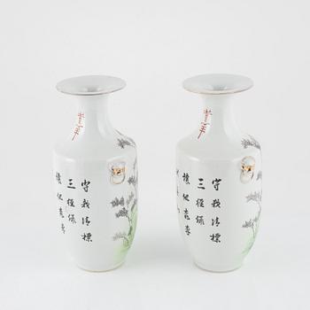 Vaser, ett par, porslin, Kina, 1900-tal samt tallrik, porslin, Kina, Qianlong (1736-95).