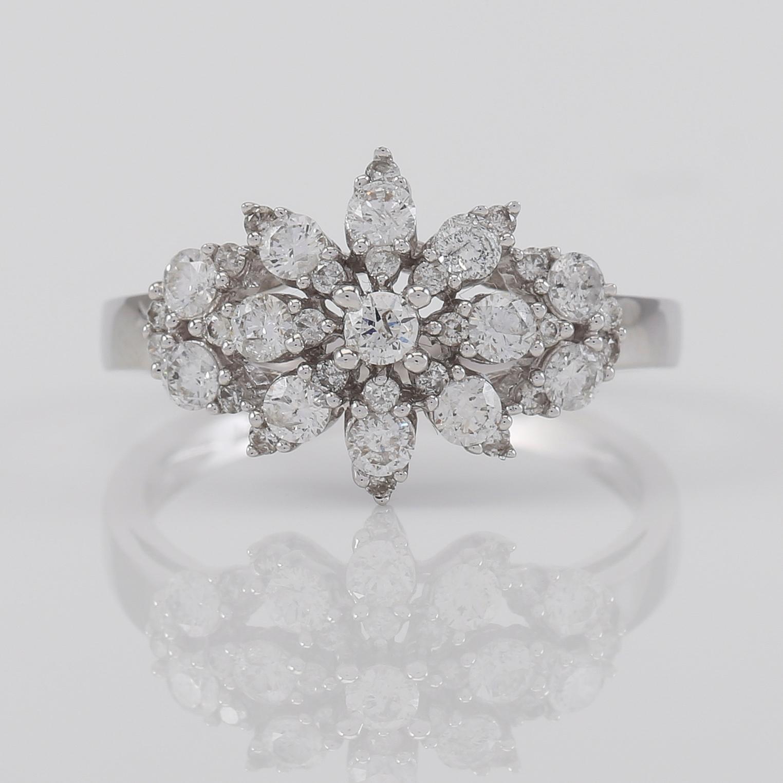 RING, 18K vitguld och diamanter tot ca 0.75 ct.