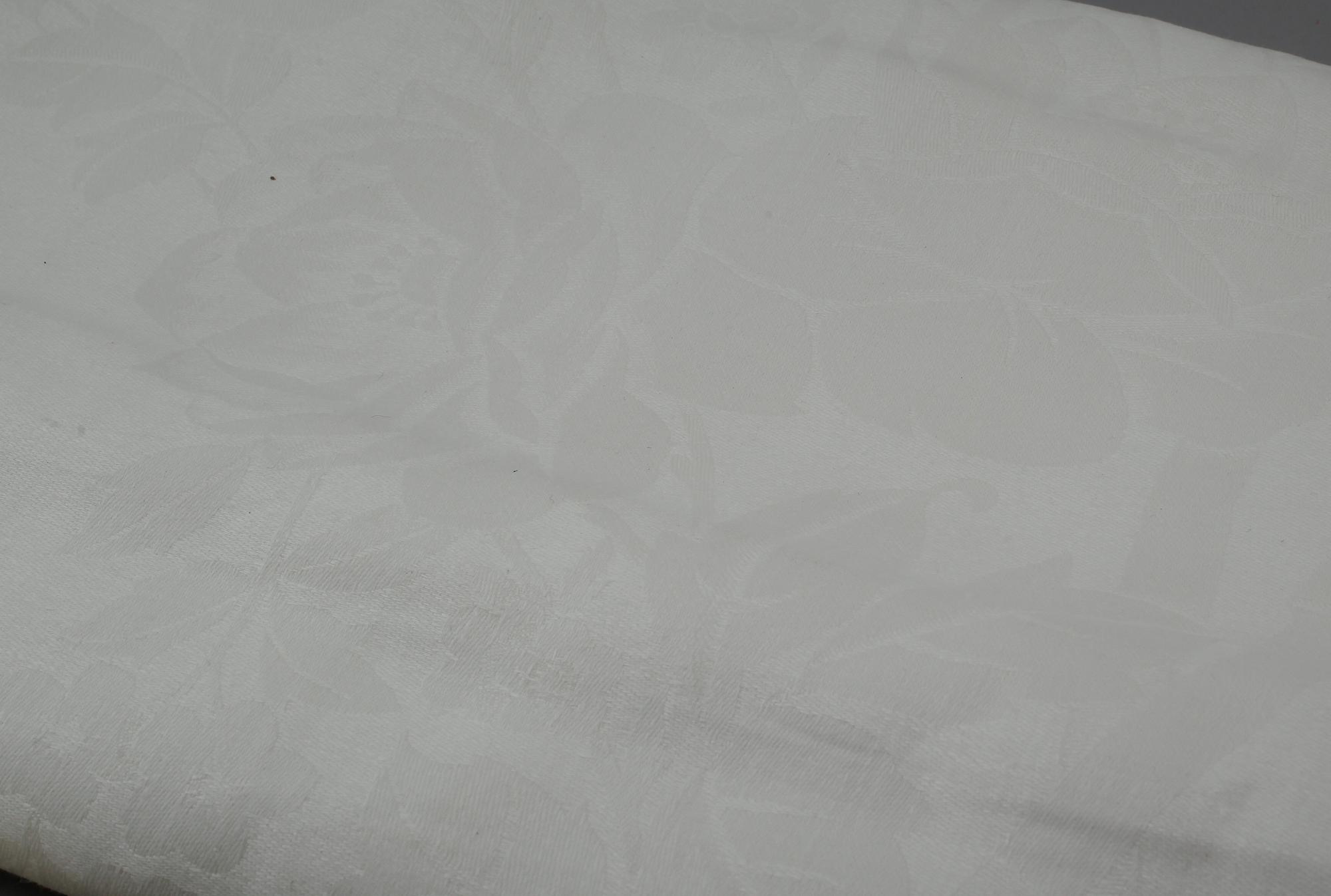 DUK OCH SERVIETTER, 13 delar, linnedamast, duk ca 350 x 200 cm.