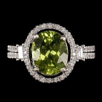 RING, 14k vitguld med oval peridot ca 2,8 ct och olikslipade diamanter. Vikt ca 4,9 gram.