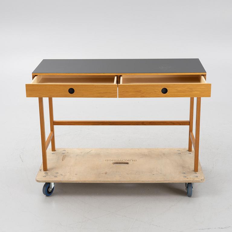 Sara Larsson, a "Mind" desk, for A2.