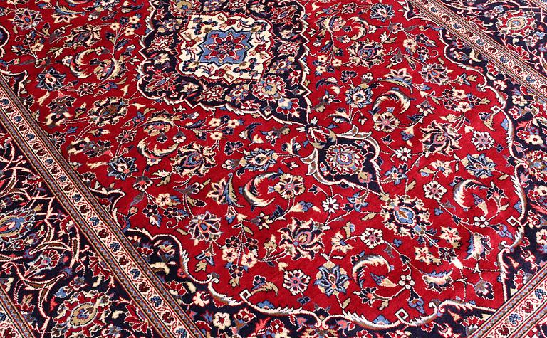 A carpet, Kashan, ca 292 x 196 cm.