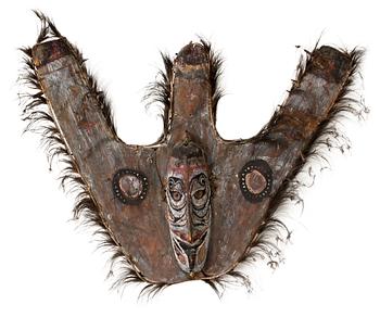 1128. ORNAMENT. Polykromt bemålat. Material från palmträ, trä och fjädrar. Sepik-provinsen, Nya Guinea, Oceanien omkring 1950. Höjd 97 cm.