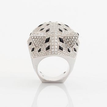 Cartier Panthère ring.