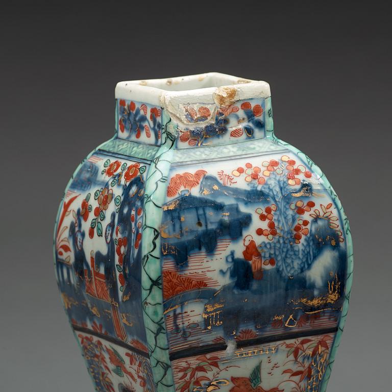 URNOR med LOCK, tre stycken, porslin. Qingdynastin, Kangxi (1662-1722).