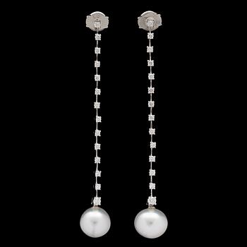 32. A pair of cultured South sea pearl and brilliant cut diamond earrings, tot. 0.60 cts.