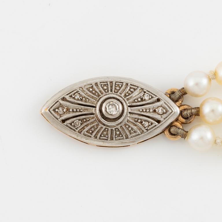 Bracelet, three-stranded with graduated cultured pearls, clasp 18K gold set with octagonal-cut diamonds.