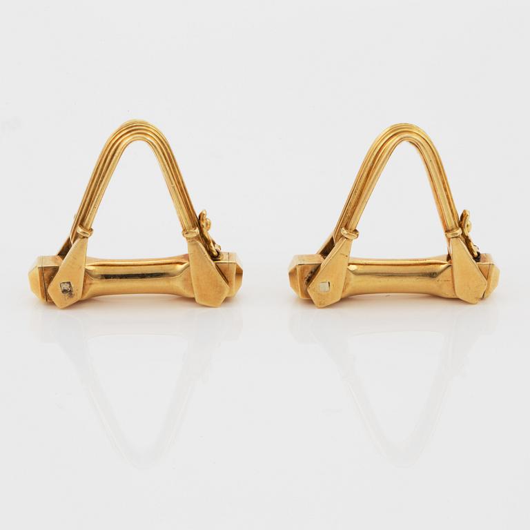 A pair of 18K gold cufflinks.