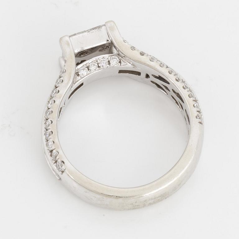 Ring med prinsessslipade och briljantslipade diamanter.