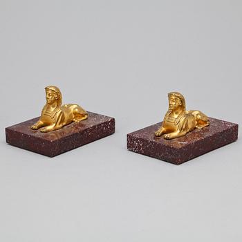 BREVPRESSAR, ett par, Porfyr och mässing, 1800-tal.