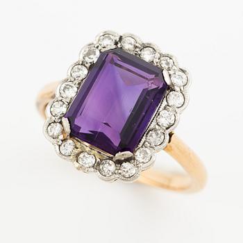 Ring in 18K gold with a faceted amethyst and octagon-cut diamonds.