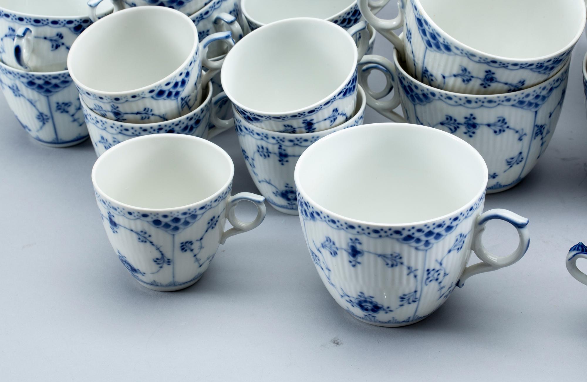 KAFFE och TESERVIS, 22 delar, porslin, "Musselmalet", Royal Copenhagen, 1900-talets andra hälft.