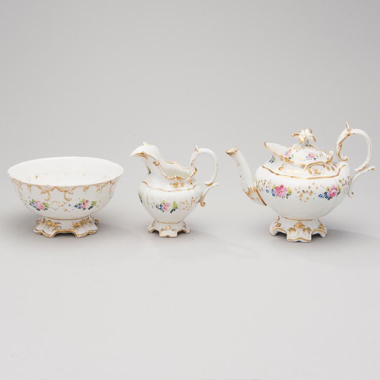 A mid-19th Century 13-piece tea set in porcelain.