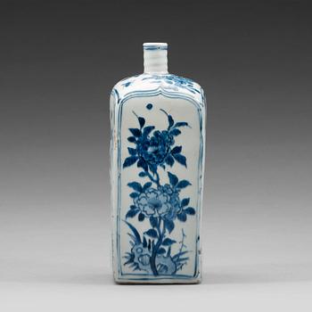 680. A blue and white bottle flask, Ming dynasty, Wanli (1572-1620).