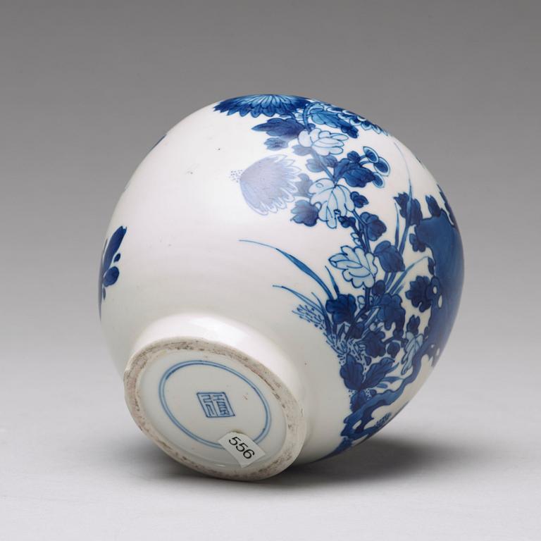 A blue and white Transitional vase, 17th Century.