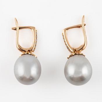 A pair of earrings in 18K gold with cultured freshwater pearls and round brilliant-cut diamonds.