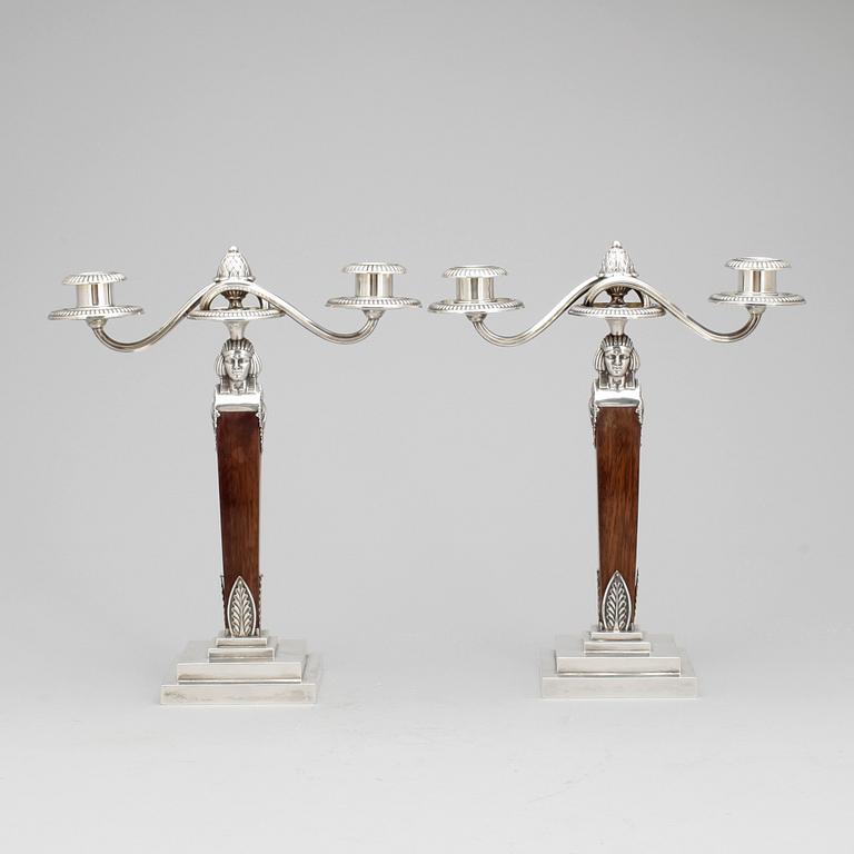 KANDELABRAR, ett par, tvåarmade, silver samt trä, Emil O Möller, Malmö, 1924.