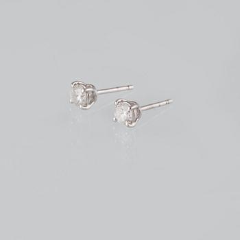 ÖRHÄNGEN, 18K vitguld med briljantslipade diamanter ca 0.67 ct. Vikt 1,6 gram.
