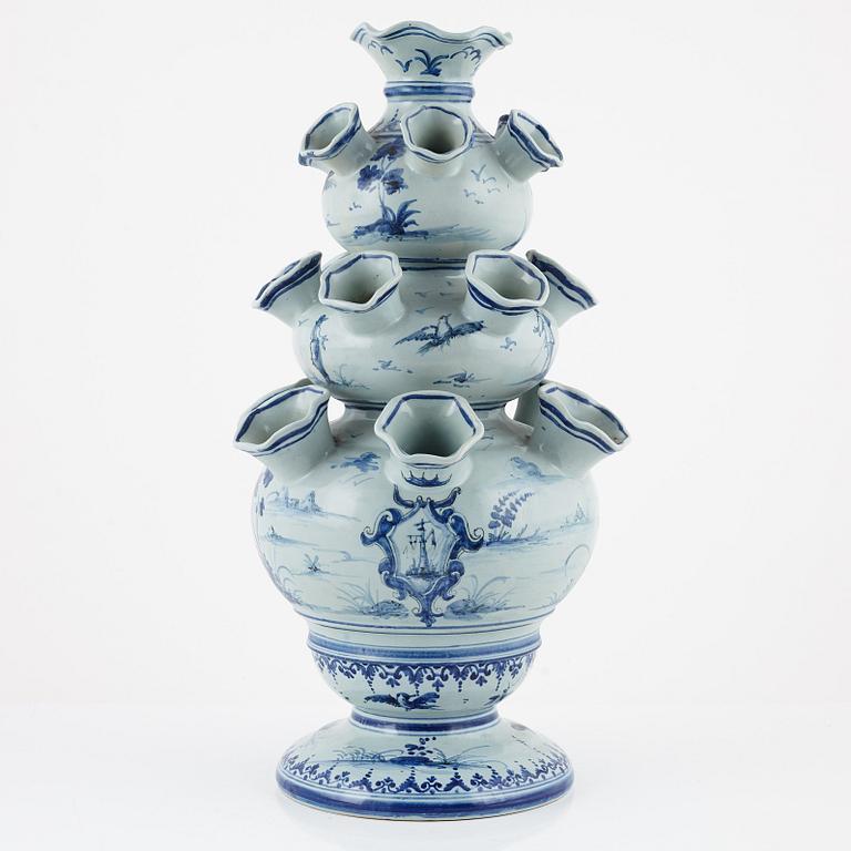 A blue and white Italian tulip vase, 20th century.