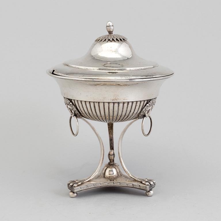 A silver sugar box by PETTER ANDERS SJÖGREN, Stockholm, 1820.