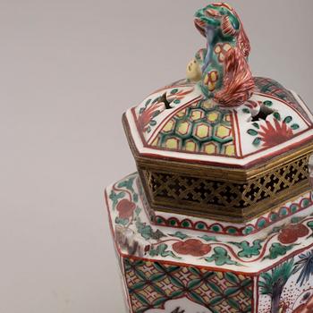 Two Japanese vases, bronze and porcelain, 20th century.