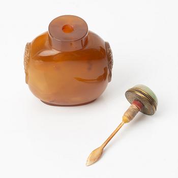A Chinese agate and nephrite snuffbottle, late Qing dynasty, 19th century.