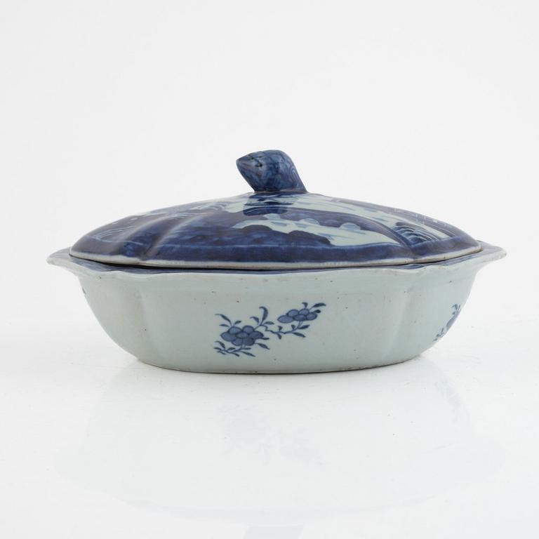 A Chinese Blue and White Tureen with Lid, Qing Dynasty, Jiaqing (1796-1820).