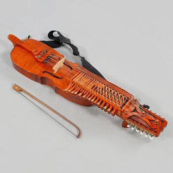 NYCKELHARPA samt STRÅKE, 1900-tal.