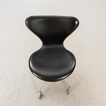Arne Jacobsen, skrivbordsstol, 'Sjuan', Fritz Hansen, Danmark, 1900-talets andra hälft.