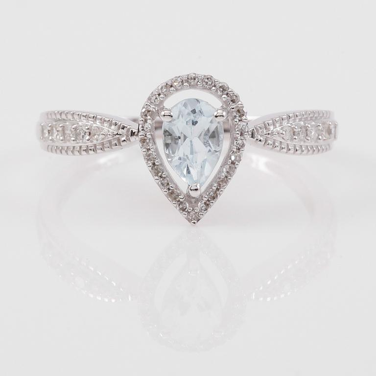RING, 14K vitguld, akvamarin tot ca 0.50 ct. och diamanter tot ca 0.14 ct.