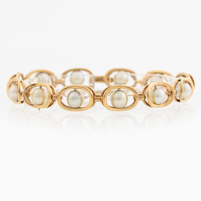 Bracelet 18K gold with cultured pearls.