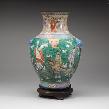 An enameled vase, late Qing dynasty with seal mark.