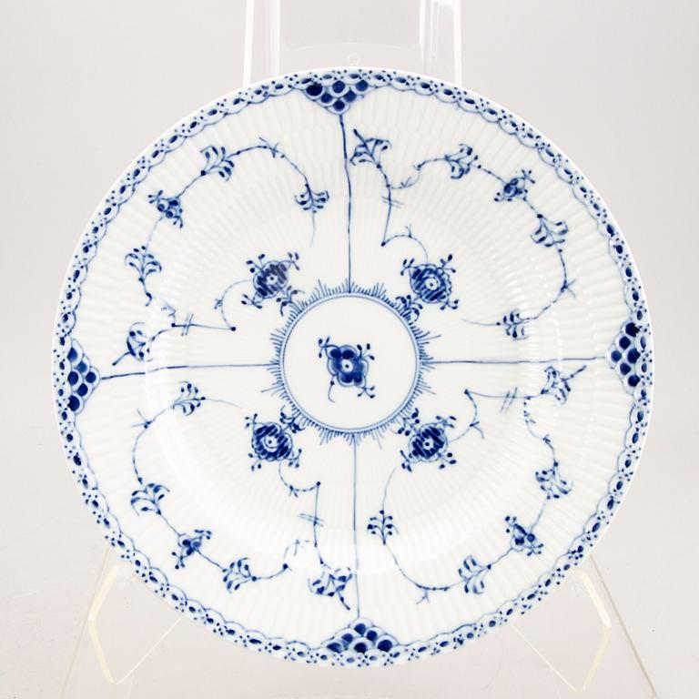 A Royal Copenhagen Muselmalet halvblonde 1940s 51 pcs porcelain dinner service.