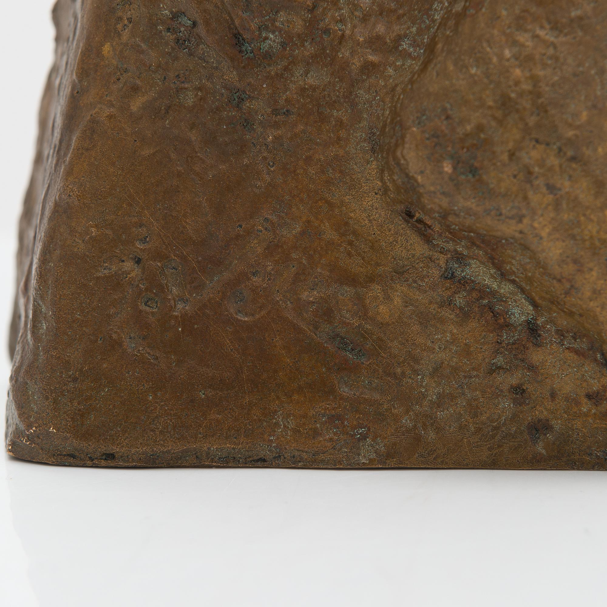 Jussi Vikainen, veistos, pronssi, signeerattu ja päivätty -83.