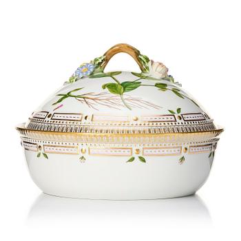 469. A Royal Copenhagen 'Flora Danica' vegetable tureen with cover, Denmark, 20th century.