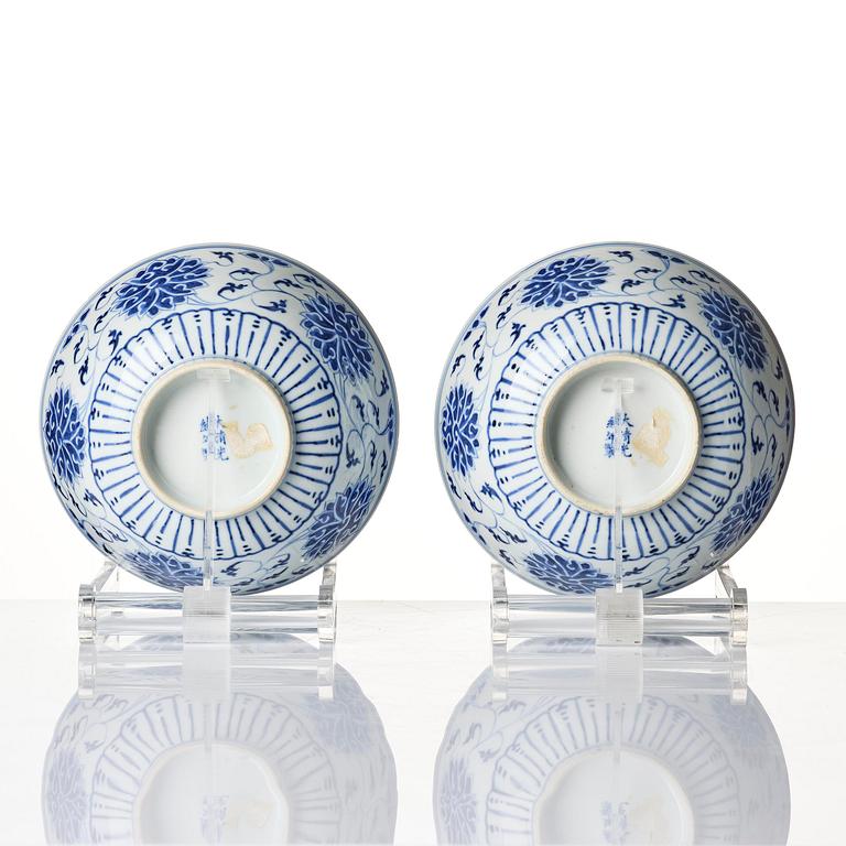 A pair of blue and white lotus bowls, Qing dynasty, Guangxu (1875-1908).