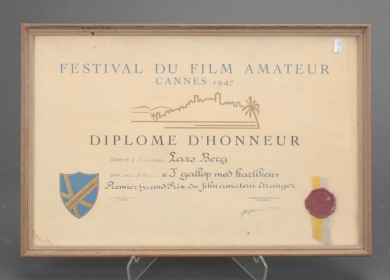 FILMPRIS, 2 delar. Från Cannes 1947. Pokal och diplom. Pris utdelat till Lars Berg för filmen "I galopp med kärleken".