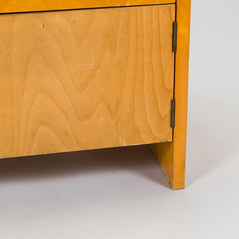 Aino Aalto, sängbord, 2 st, modell 170, O.Y. Huonekalu- ja Rakennustyötehdas A.B. 1940-tal.