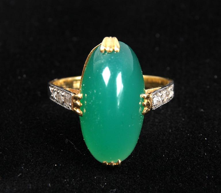 RING, 18K, med en grön Krysopras samt små rosenslipade diamanter.